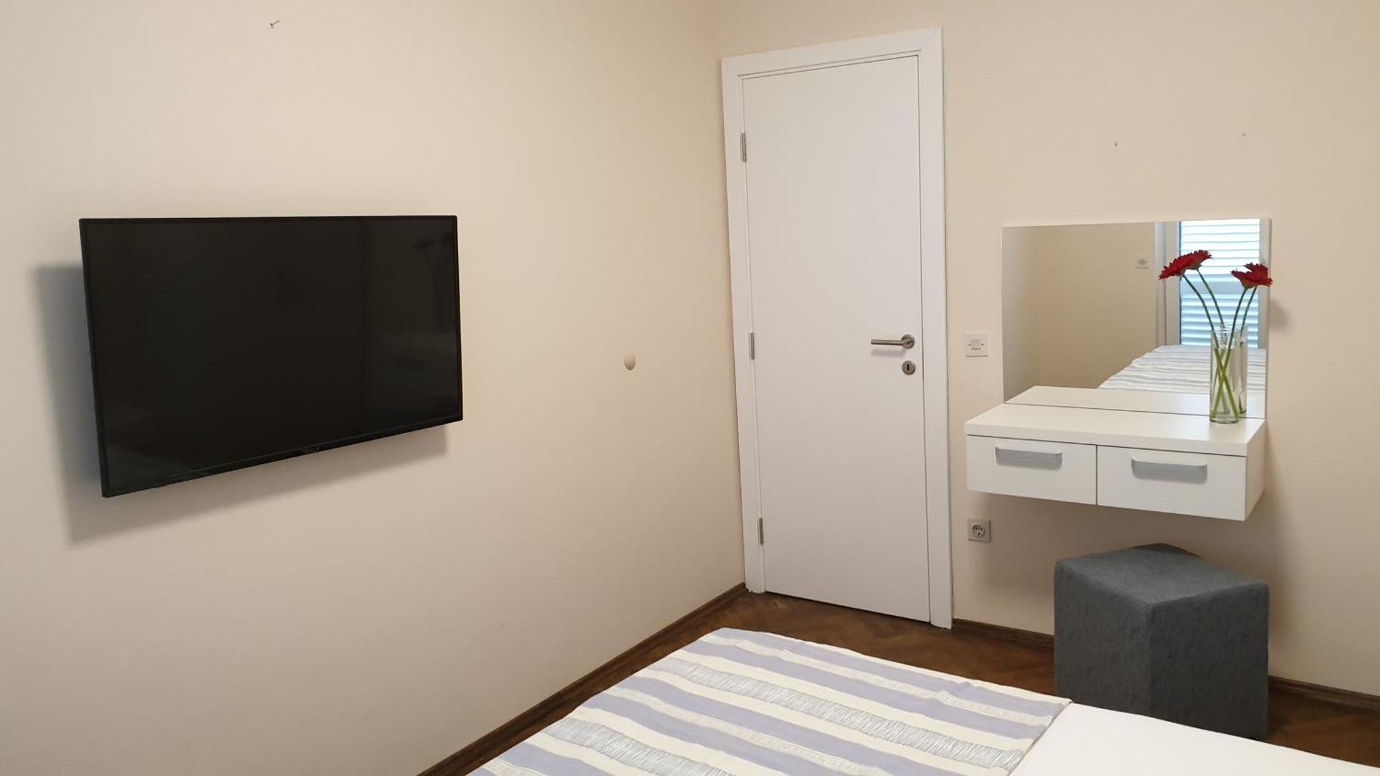 Apartments And Rooms With Parking Space Hvar - 15378 Хвар Номер фото