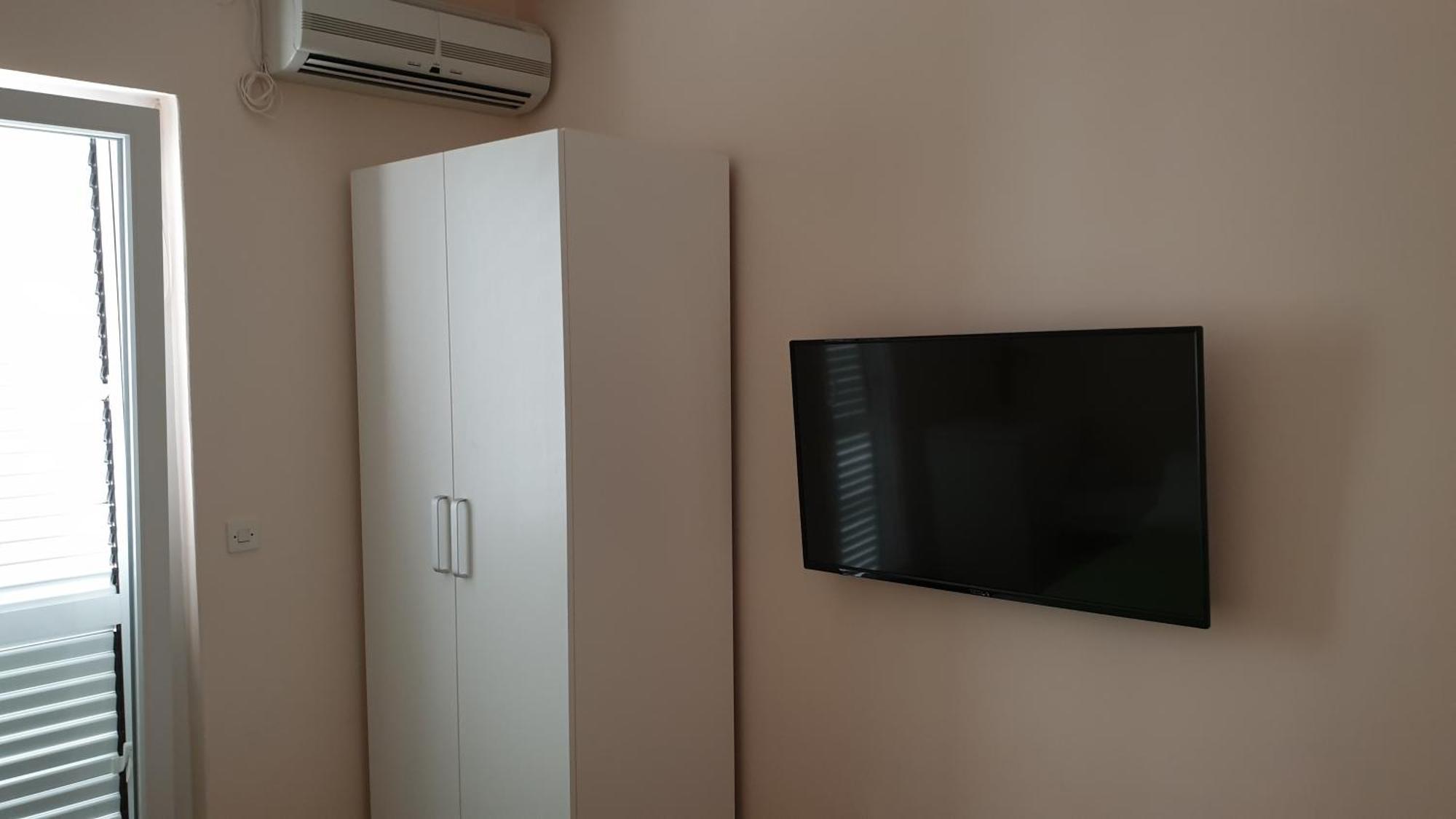 Apartments And Rooms With Parking Space Hvar - 15378 Хвар Номер фото